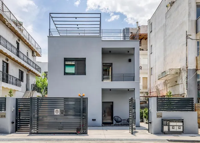 Spacious Flat With Courtyard In Peristeri!